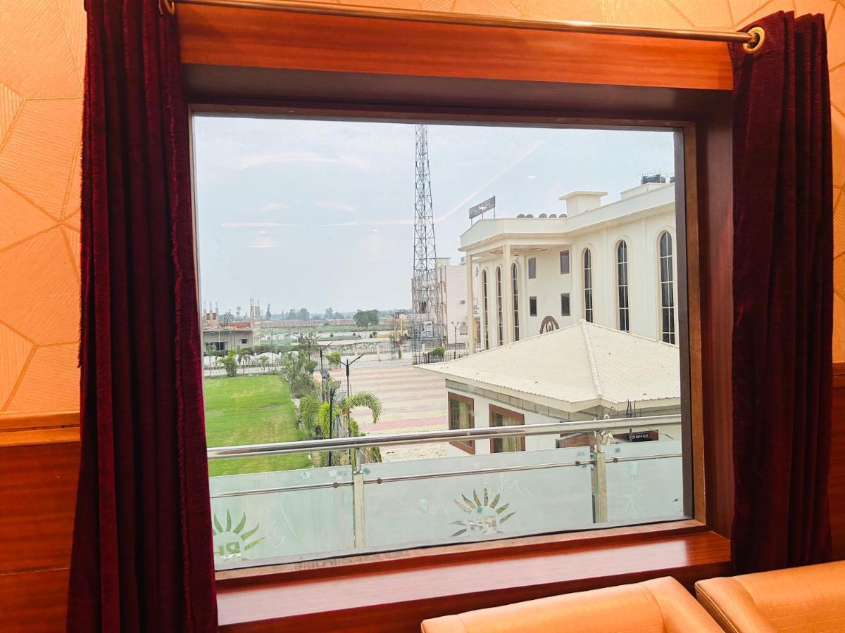 Royal Heritage Hotel & Resort Ayodhya Exterior foto